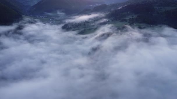 Κάμερα Υψώνεται Πάνω Από Μια Πυκνή Ομίχλη Πάνω Από Έναν — Αρχείο Βίντεο