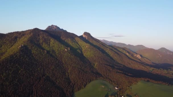 Vue Aérienne Paysage Montagne Brumeux Printanier Paysage Rural Sous Les — Video