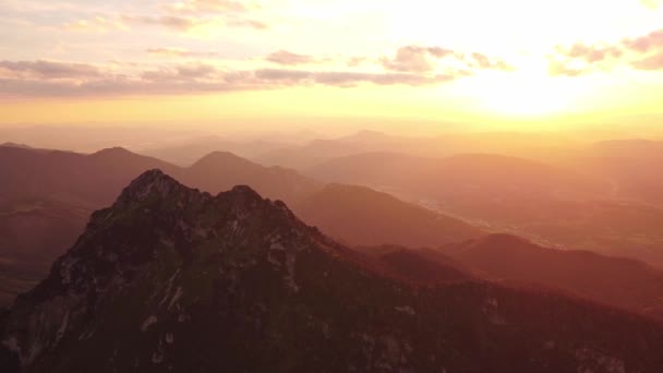 Schöne Sommerliche Berglandschaft Schein Der Untergehenden Sonne Luftaufnahme Hochwertiges Filmmaterial — Stockvideo