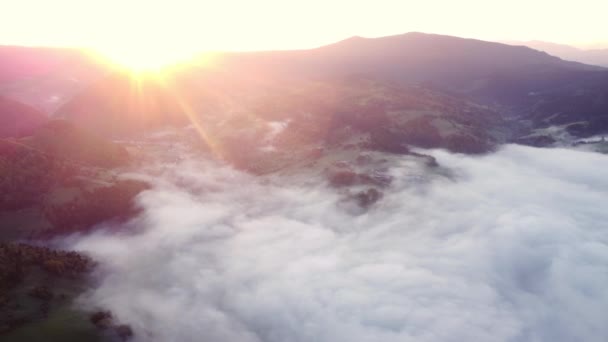 Vista Aérea Drones Nevoeiro Nuvens Inversão Vale Rural Uma Paisagem — Vídeo de Stock