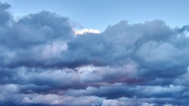 Die Wolken Bewegen Sich Der Dämmerung Schnell Windige Wolke Gewitterwolken — Stockvideo