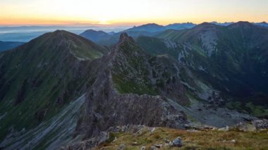 Hight Tatras Zoom 'daki dağ zirveleri panoramasında gündoğumunun güzel bir zaman atlaması. Yüksek kalite 4k görüntü