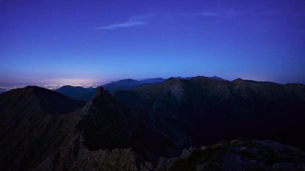 Dusk High Mountain Landscape Mountain Peaks Shrouded Darkness First Stars — 图库视频影像