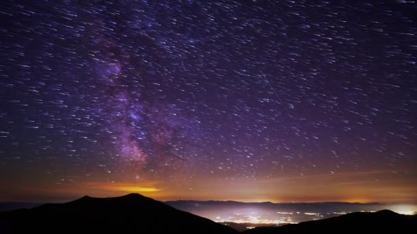 Starttrails Galaxia Milky Way Mountains Valley Bright Lights Night City — Αρχείο Βίντεο