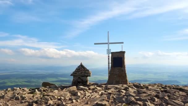 Una Cruz Impactante Una Colina Rocosa Paisaje Día Representa Dios — Vídeos de Stock