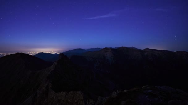 Dusk High Mountain Landscape Mountain Peaks Shrouded Darkness First Stars — Stockvideo