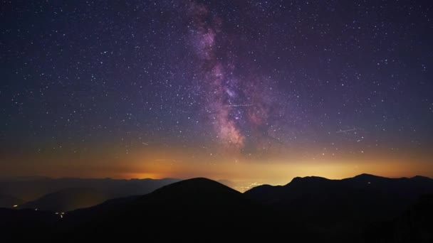 Bintang Bintang Galaksi Bima Sakti Bergerak Atas Bukit Bukit Gunung — Stok Video