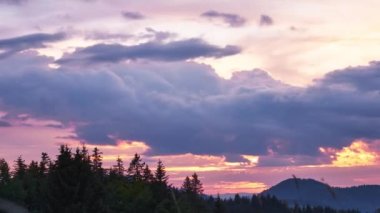 Renkli Günbatımı bulutları zaman ayarlı. Yüksek kalite 4k görüntü