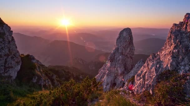 Bergpanorama Bei Sonnenuntergang Sommer Klarer Himmel Scharfe Felsen Rauten Den — Stockvideo