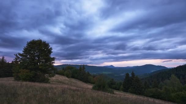 Dramatische Wolken Een Herfstlandschap Met Bossen Weiden Langzame Zoom Oot — Stockvideo