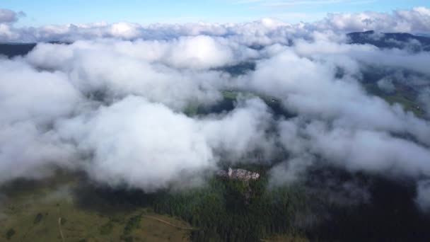 Mgliste Chmury Nad Wioską Górach Nagranie Lotu Ptaka Górskiego Nad — Wideo stockowe