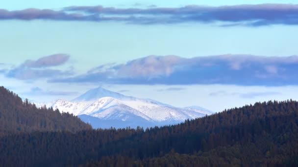 遠くに雪の山のピーク 一日の黄昏の終わりには タイムラプスズームアウト 高品質4K映像 — ストック動画