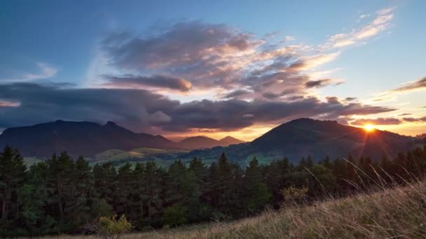 Puesta Sol Épica Con Nubes Colores Hermoso Campo Montaña Imágenes — Vídeos de Stock