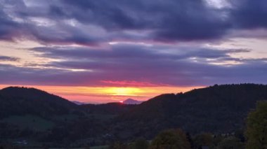 Batan güneş, güzel sonbahar ormanı dağ manzarasını aydınlatıyor. Doğanın sonbahar renkleri. Yüksek kalite 4k görüntü