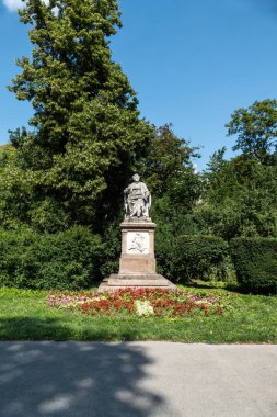 Viyana, Avusturya, 21 Temmuz 2021: Viyana 'da bir parkta besteci Franz Schubert' in heykeli