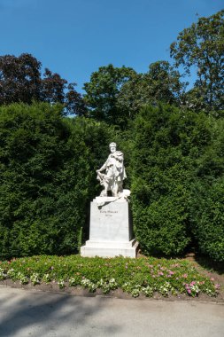 Viyana, Avusturya, 21 Temmuz 2021: Viyana 'daki Stadtpark' ta ressam Hans Makart heykeli.