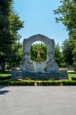 Viyana, Avusturya, 21 Temmuz 2021: Viyana stadtparkında besteci Johann Strauss 'un heykeli