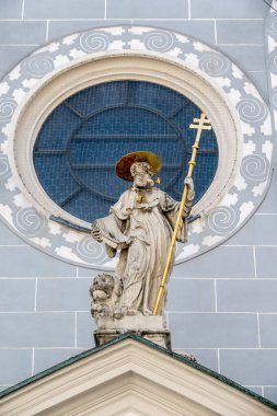 Viyana, Avusturya, 21 Temmuz 2021: Viyana 'daki Aziz Peter Kilisesi' nin tepesinde rahip Pilgrim heykeli.
