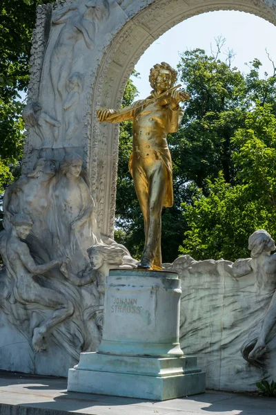 Wiedeń Austria Lipca 2021 Posąg Kompozytora Johanna Straussa Parku Stantpark — Zdjęcie stockowe