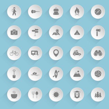 Mavi arka planda şeffaf gölgeler olan yuvarlak kağıt çemberler üzerinde kamp vektör simgeleri. Web, mobil ve kullanıcı arayüzü tasarımı için stok vektör simgeleri