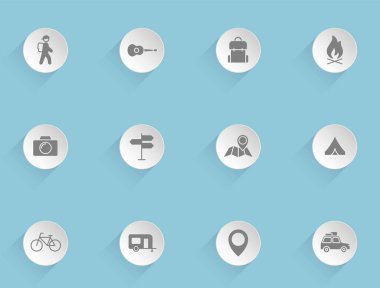 Mavi arka planda şeffaf gölgeler olan yuvarlak kağıt çemberler üzerinde kamp vektör simgeleri. Web, mobil ve kullanıcı arayüzü tasarımı için stok vektör simgeleri