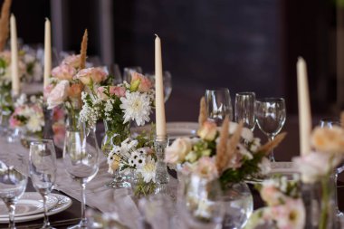 Çok güzel bir şekilde dekore edilmiş düğün tablo randevular plakaları ve peçeteler bahar bahçe içinde güzel bir dekor ile. Düğün günü masaya güzel çiçek. Zarif yemek masası.