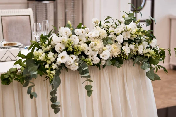 在婚宴上的主桌上放着美丽的鲜花 — 图库照片