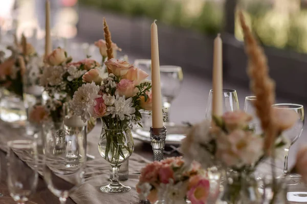 Ett Mycket Trevligt Dekorerat Bröllopsbord Med Vacker Inredning Med Tallrikar — Stockfoto