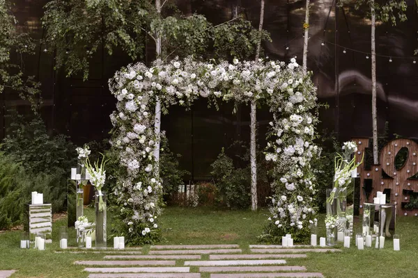 Casamento Cerimônia Casamento Arco Arco Decorado Com Flores Brancas Floresta — Fotografia de Stock