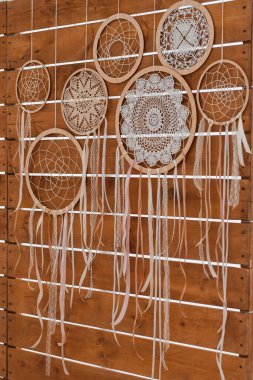 Düğünün ayrıntıları. Düğün merasimi boho. Ahşap duvarında düş kapanı olan bir dekor. Düğün günü..