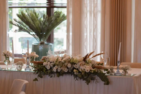 Weiße Tischdecken Mit Klaren Vasen Und Weißen Chrysanthemen Und Farn — Stockfoto