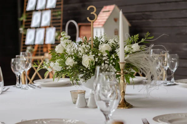 在花瓶中摆设有白色和绿色花朵的桌子中心 婚礼日 — 图库照片