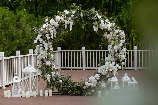 Trauung Sehr Schöner Und Stilvoller Hochzeitsbogen Geschmückt Mit Verschiedenen Blumen — Stockfoto