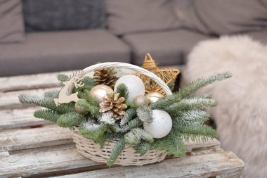 C küreleri, yıldızlar ve külahlarla dolu bir sepetin içinde Eko Noel düzenlemesi. Kapat..