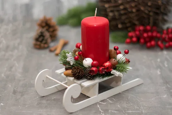 Weihnachtsdekoration Tannenzweig Kerze Zapfen Und Beeren Schnee — Stockfoto