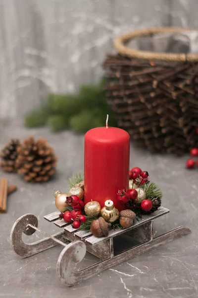 Noel dekorasyon: köknar delikanlı, mum, koni ve çilek karda