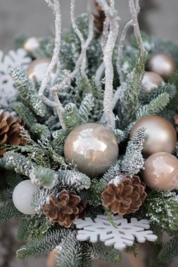 Dalları, küreleri ve konileri olan Noel süslemeleri