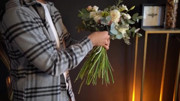 A férfi virágárus virágcsokrot készít. Professzionális munkás létrehozása gyönyörű esküvői csokor. — Stock videók