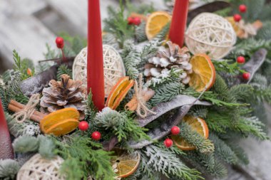 Mumlarla Noel masası süslemesi. Beyaz tablo düzenleme.