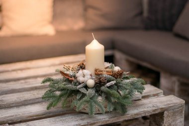 Mumlarla Noel masası süslemesi. Beyaz tablo düzenleme.