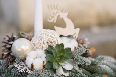 Mumlarla Noel masası süslemesi. Beyaz tablo düzenleme.