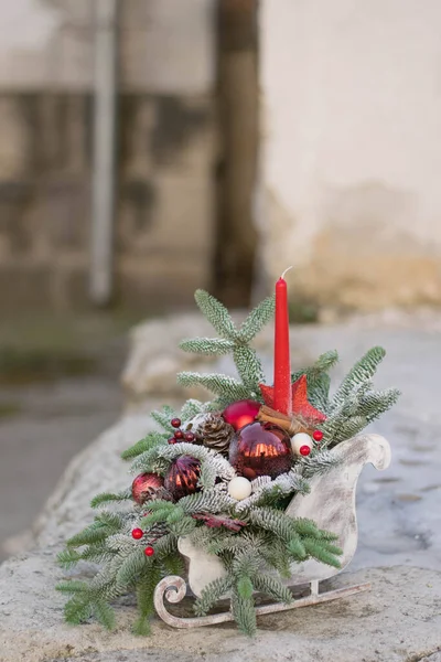 크리스마스 장식에 로우스 원추체를 곁들여 놓았다 우정적 — 스톡 사진