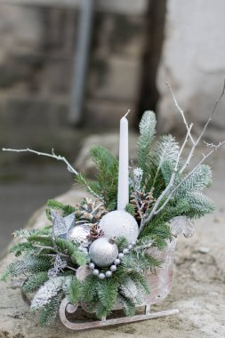 Mum, kulak memeleri ve koni ile eko noel masa dekorasyonu. Çevre dostu düzenleme