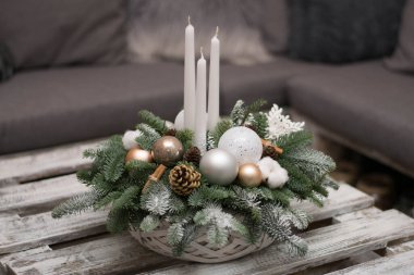 Mumlarla Noel masası süslemesi. Beyaz tablo düzenleme.