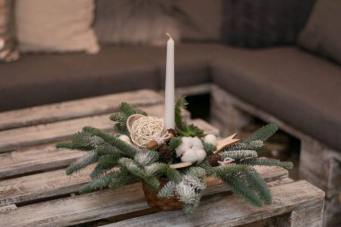 Mumlarla Noel masası süslemesi. Beyaz tablo düzenleme.