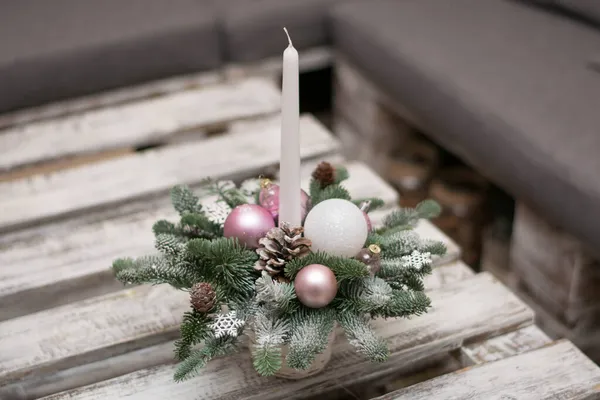 Mumlarla Noel masası süslemesi. Beyaz tablo düzenleme.