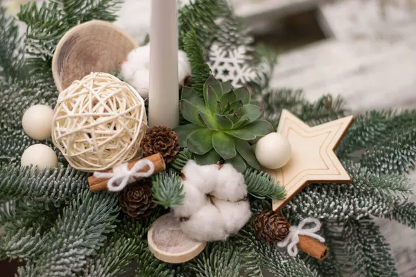 Mumlarla Noel masası süslemesi. Beyaz tablo düzenleme.