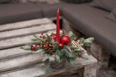 Mumlarla Noel masası süslemesi. Beyaz tablo düzenleme.