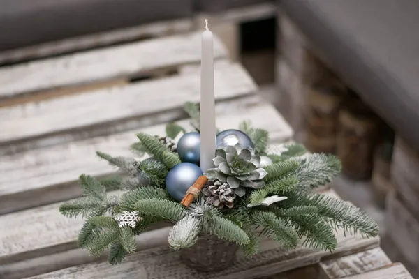 Mumlarla Noel masası süslemesi. Beyaz tablo düzenleme.