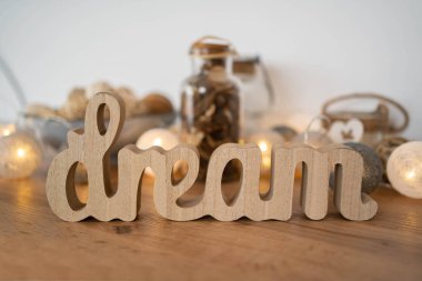 Tahta masada ve beyaz duvarda rüya yazıları var. Rüya konsepti. Kutu arkaplanı.